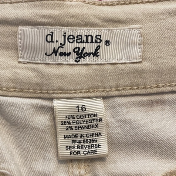 D. Jeans Women’s Size 16 Tan Stretchy Shorts - Picture 2 of 9